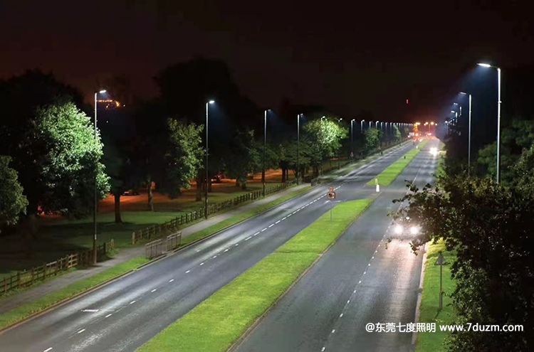雙向4車(chē)道10米高道路路燈桿+200WLED路燈照明效果